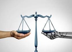 Main humaine et main robotique équilibrant une balance de justice